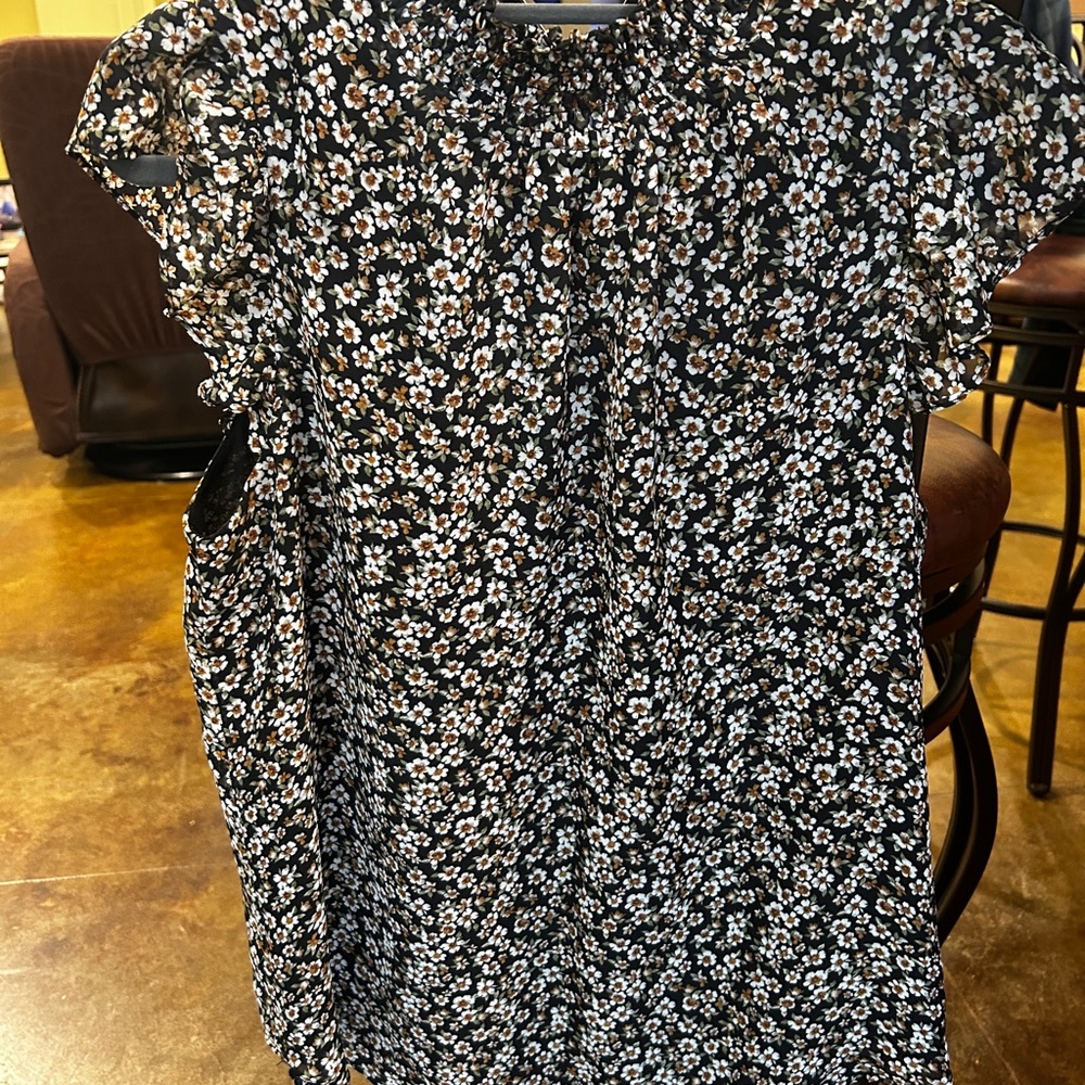 Pleione Black and White Ruffled Cap Sleeve Blouse
